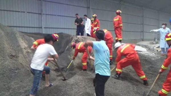 消防隊員搶救現場